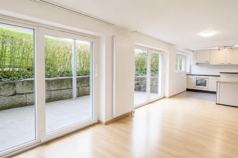 Stilvolle 2.5-Zimmer-Wohnung mit privatem Sitzplatz an ruhiger Lage (2)