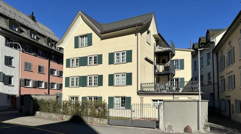 Apartment building in the old town of Glarus (1)