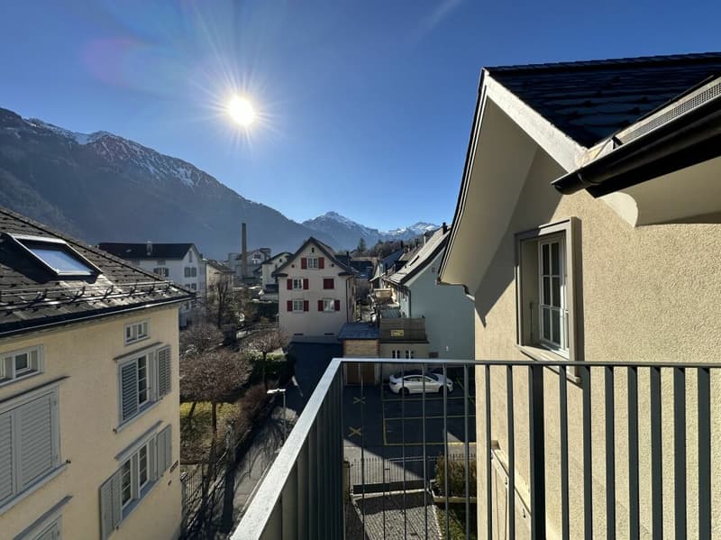Apartment building in the old town of Glarus (9)
