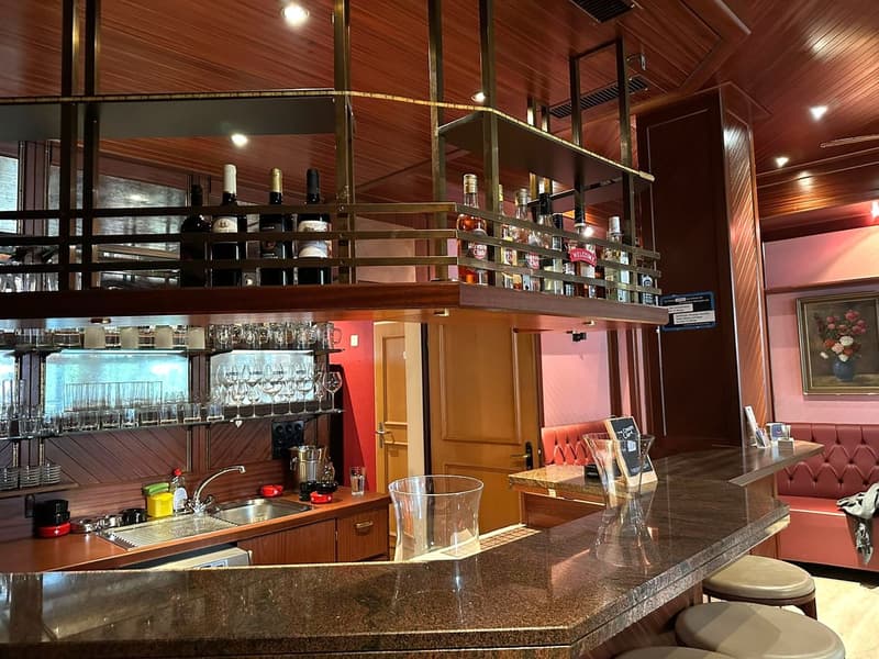 Charming restaurant with terrace and new kitchen (8)