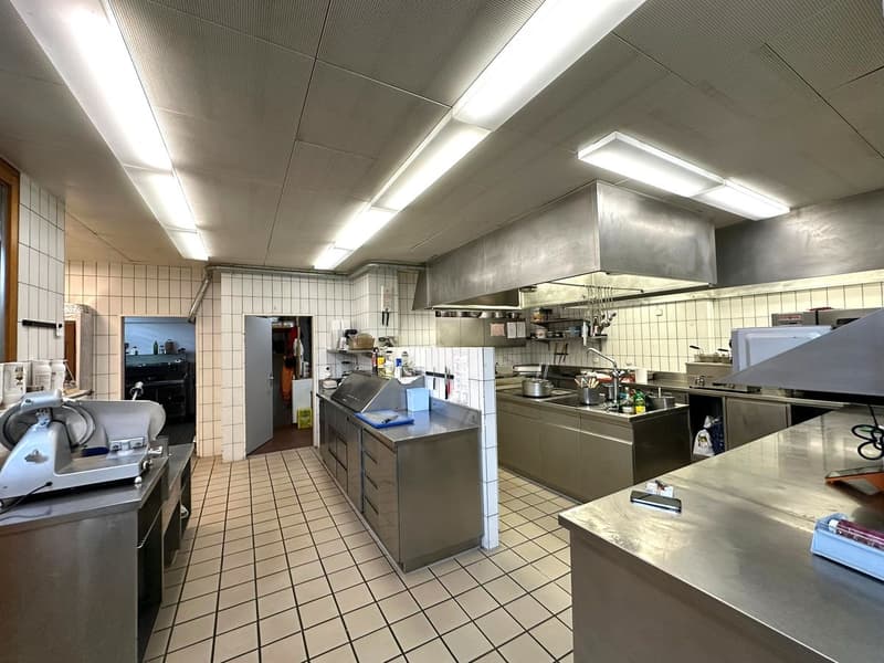 Charming restaurant with terrace and new kitchen (9)