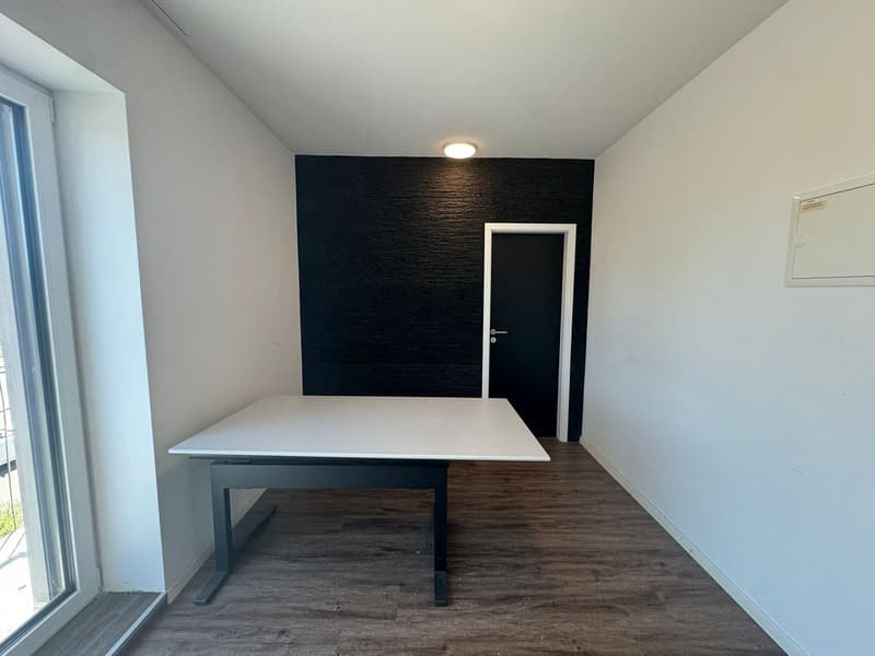 Espace de pratique, de bureau ou d'atelier lumineux dans un excellent emplacement à Dietikon (2)