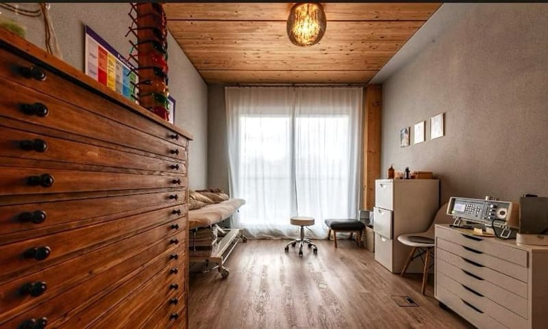 Architectural Highlight: 5.5-Room Office/Practice Space with Plenty of Light & Style (11)