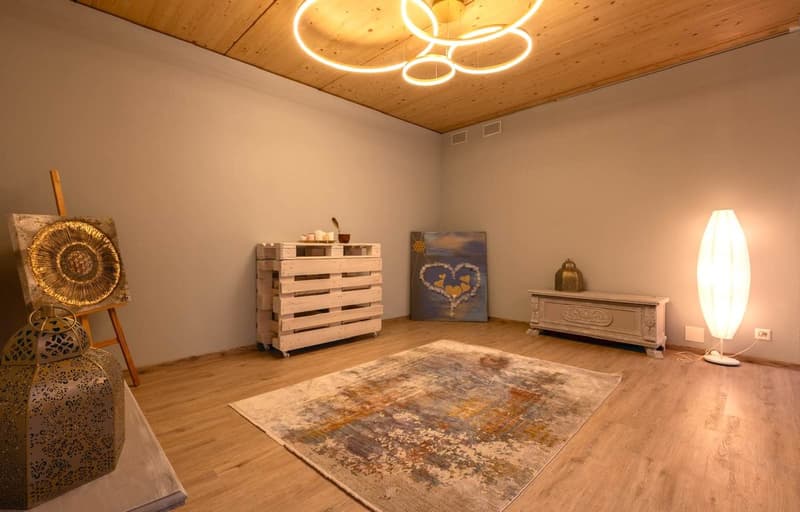 Architectural Highlight: 5.5-Room Office/Practice Space with Plenty of Light & Style (13)