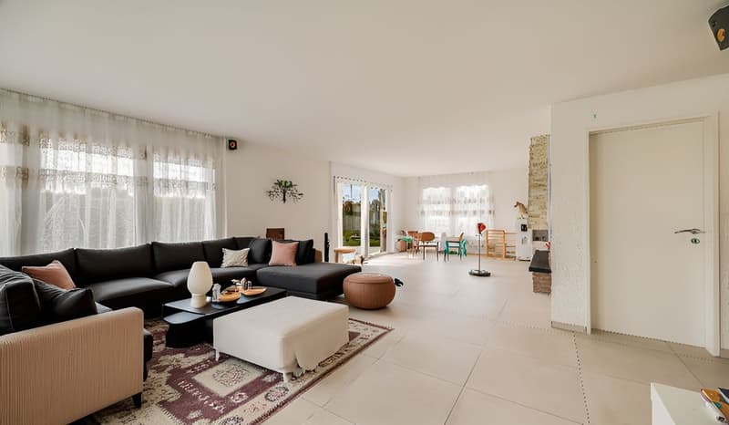 Rarity in best location with pool, winter garden, and grill lounge freshly renovated (5)