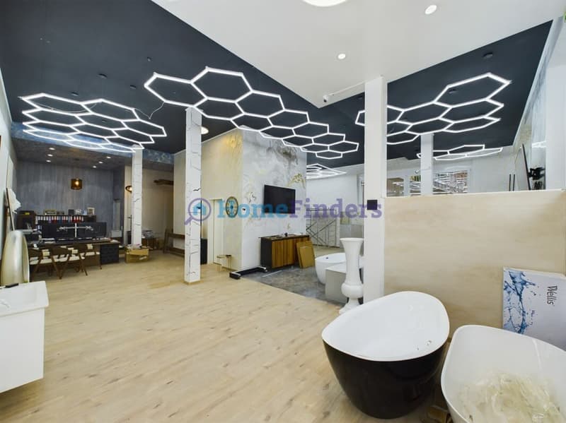 MODERN AND SPACIOUS - YOUR NEW COMPANY LOCATION! (2)