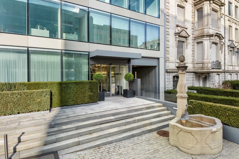 Casa d'affari moderna, ideale per una banca (1)