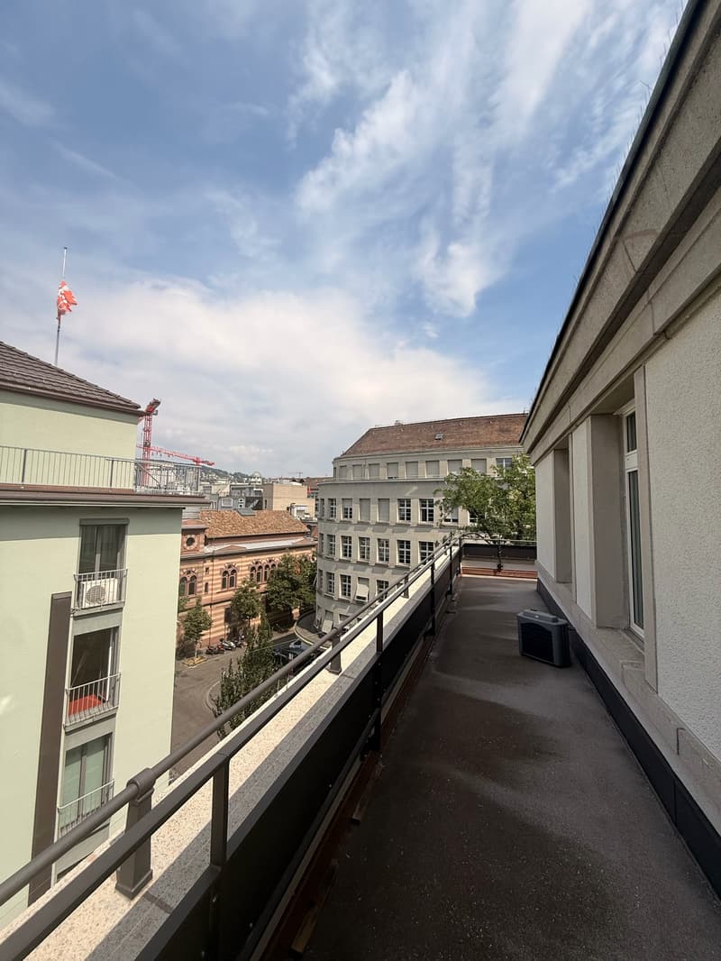 Spazio ufficio con balcone nella costruzione del pre-inquilino (4)