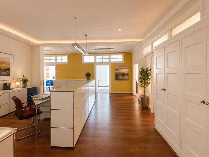 Espace de bureau avec balcon dans un état de rénovation prête à occuper (2)