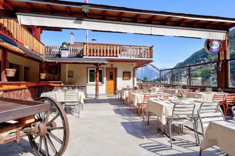 Opportunity | Restaurant establishment with adjacent apartment (1)