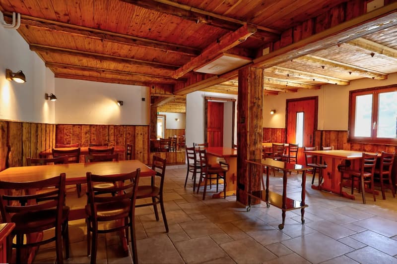Opportunity | Restaurant establishment with adjacent apartment (10)