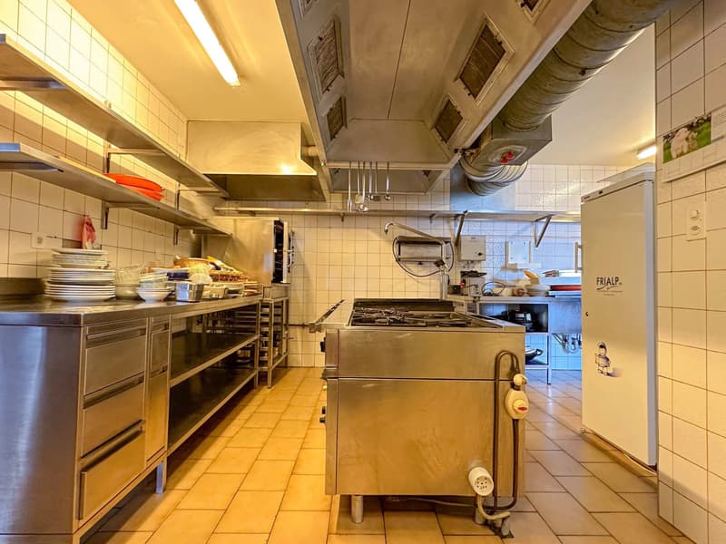 Situation optimale pour cet établissement aux généreux volumes (5)