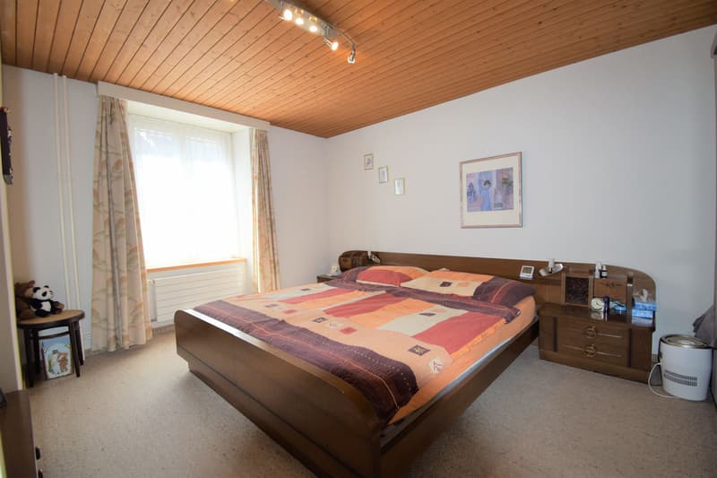 Well-maintained residential house with retail space. (8)