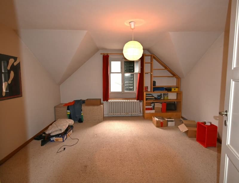 Dachzimmer mit Lavabo