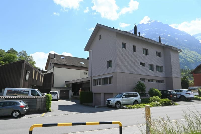 Rental of commercial and storage spaces with offices in a favorable traffic location in Glarus (2)