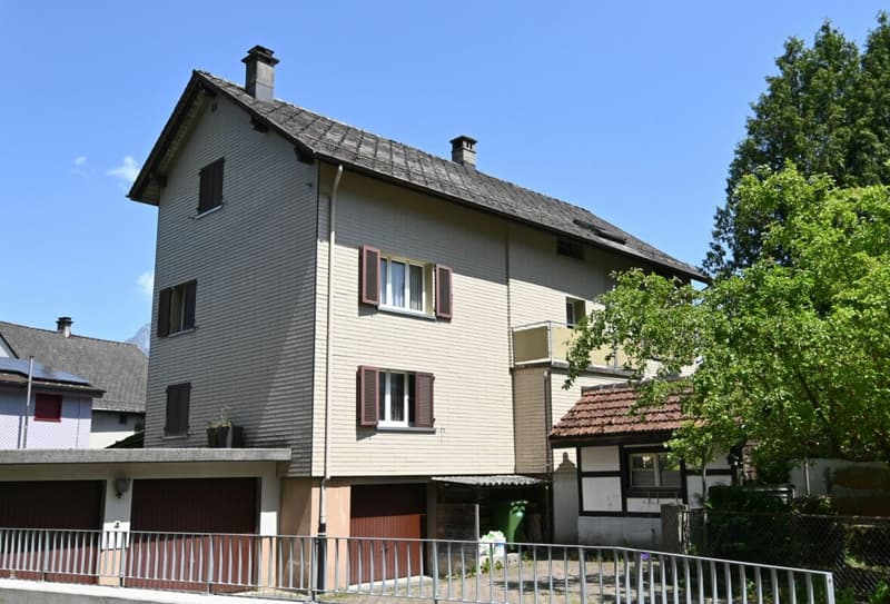 Maison de trois familles sur un grand terrain (1)