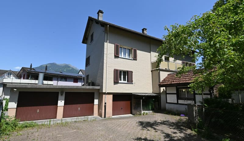 Maison de trois familles sur un grand terrain (4)