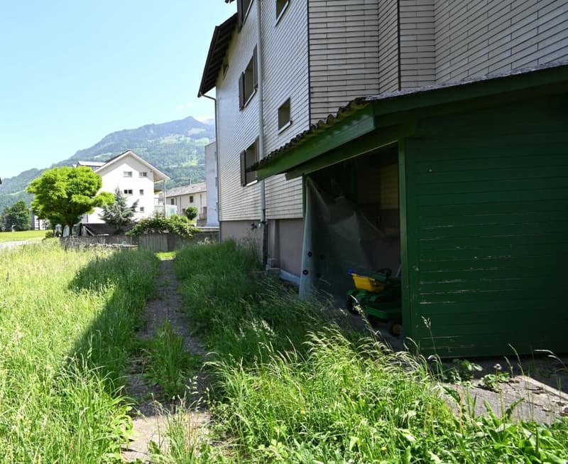 Maison de trois familles sur un grand terrain (3)