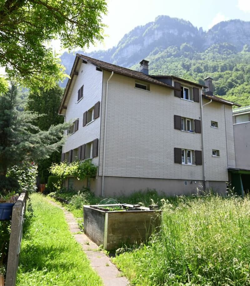 Maison de trois familles sur un grand terrain (2)
