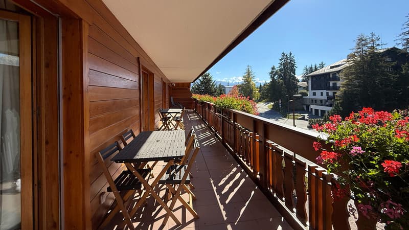 Grand balcon avec table et chaises / Large balcony with table and chairs / Ampio balcone con tavolo e sedie