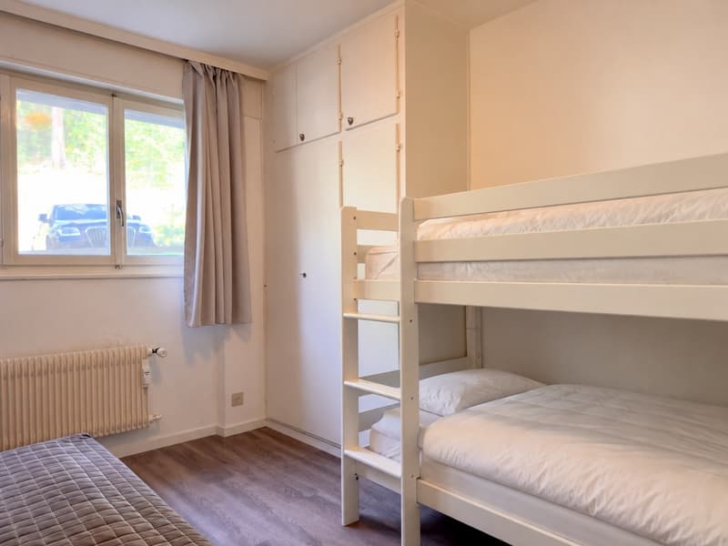 Chambre lits superposés et canapé lit / Bedroom with bunk beds and a sofa bed / Camera con letti a castello e divano letto