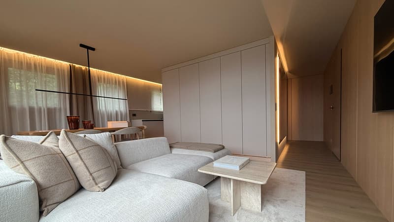 Espace séjour avec canapé haut de gamme et confortable / Living area with comfortable, top-of-the-range sofa / Zona giorno con comodo divano di alta gamma