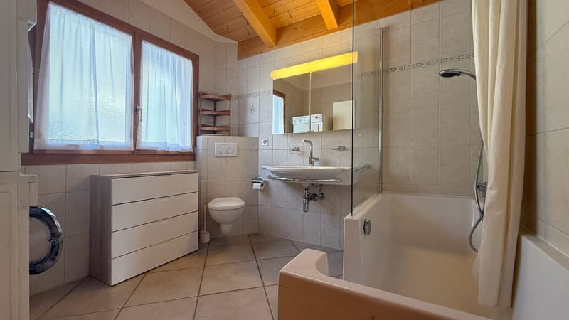 Salle de bain au 1er étage avec espace buanderie / Bathroom on 1st floor with laundry area / Bagno al 1° piano con zona lavanderia