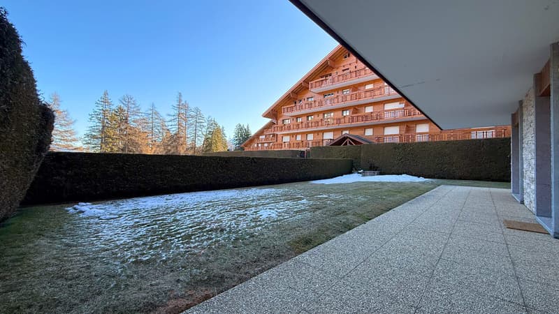 Terrasse extérieure avec vue Est donnant sur le golf Jack Nicklaus / Outdoor terrace with eastern view overlooking Jack Nicklaus golf course / Terrazza esterna con vista a est sul campo da golf Jack