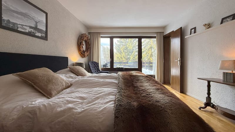 Grande chambre avec lit double / Large bedroom with double bed / Ampia camera con letto matrimoniale