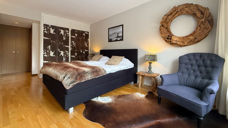 Chambre avec armoires et salle de douche / Bedroom with wardrobe and shower room / Camera da letto con armadi e bagno con doccia
