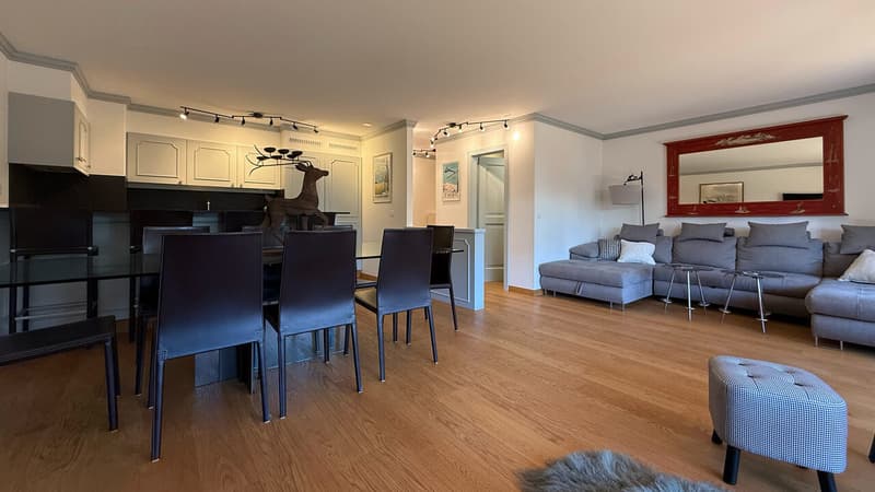 Séjour et salle à manger avec cuisine en arrière plan / Living and dining room with kitchen in background / Soggiorno e sala da pranzo con cucina sullo sfondo