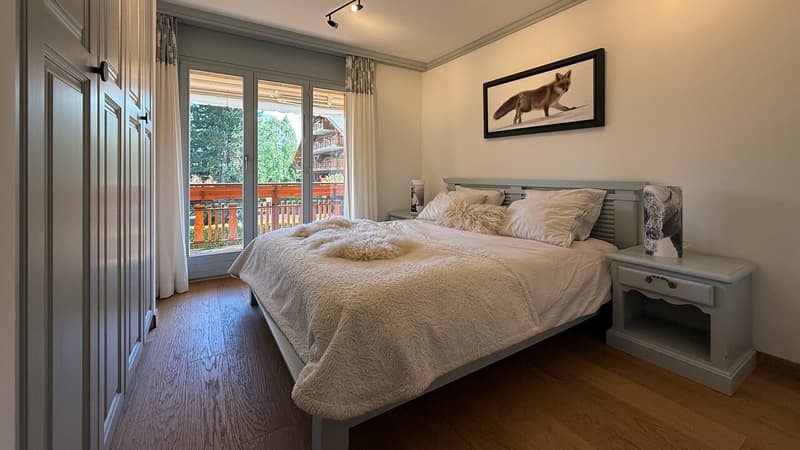 Deuxième chambre avec armoires et accès balcon / Second bedroom with wardrobe and balcony access / Seconda camera da letto con armadi e accesso al balcone