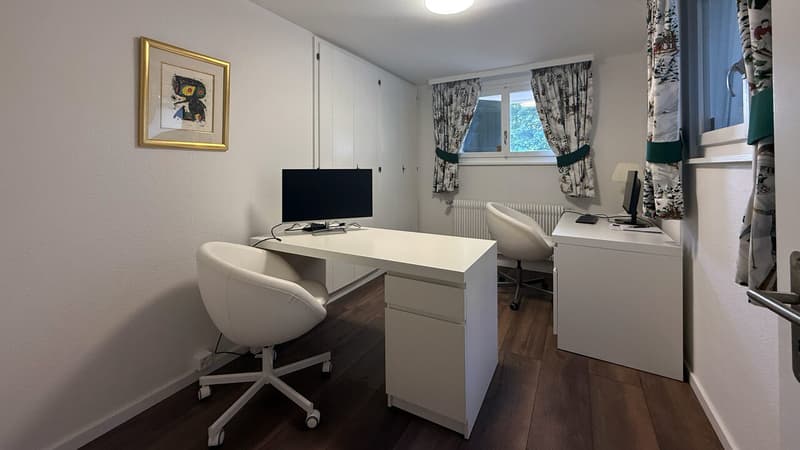 Bureau au rez inférieur pouvant être aménagé en chambre / Office on lower ground floor can be converted into bedroom / Ufficio al piano inferiore che potrebbe essere trasformato in camera da letto