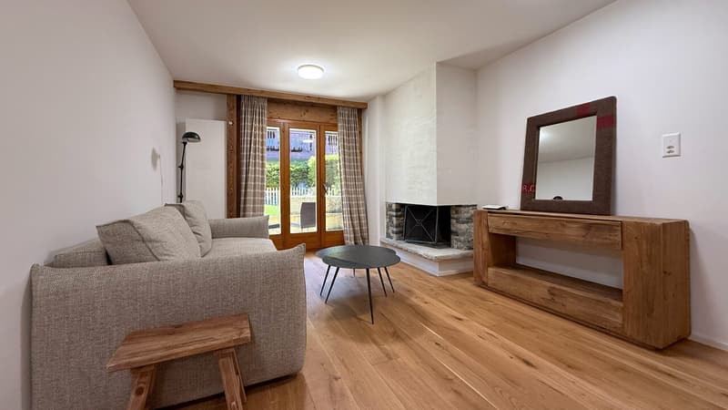 Salon avec cheminée / Living room with fireplace / Soggiorno con camino