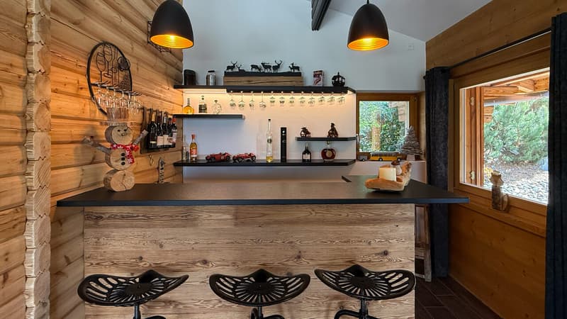 Bar avec chaises hautes
