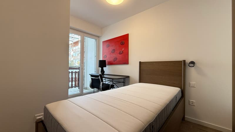 Chambre secondaire avec lit simple et espace bureau / Secondary bedroom with single bed and office area / Camera secondaria con letto singolo e zona scrivania
