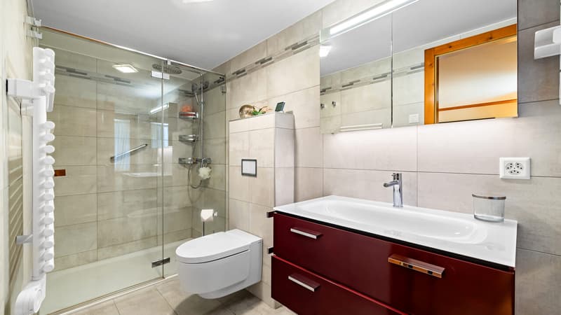 Chambre double 1 - Salle de douche / Double bedroom 1 - Shower room / Camera doppia 1 - Bagno con doccia