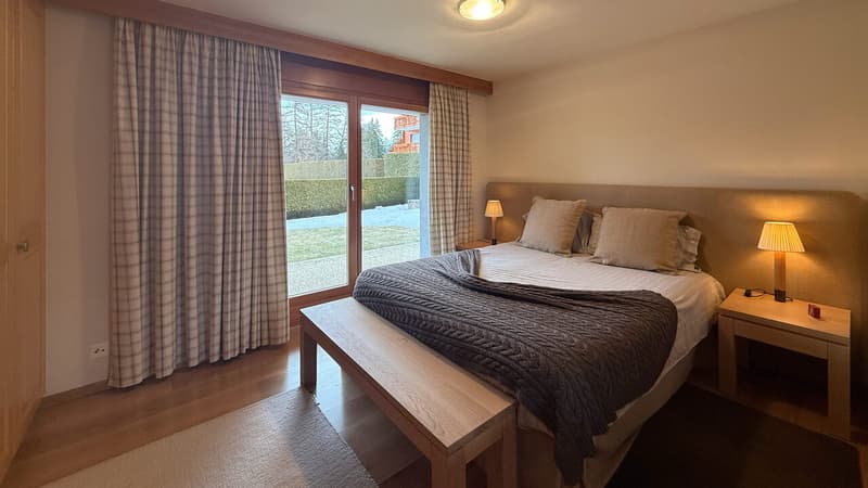 Chambre principale avec accès terrasse et armoires encastrées / Master bedroom with terrace access and built-in wardrobes / Camera da letto principale con accesso alla terrazza e armadi a muro