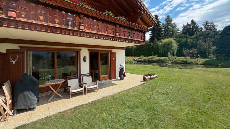 Terrasse extérieure avec vaste pelouse privative / Outdoor terrace with a large private lawn / Terrazza all'aperto con ampio prato privato