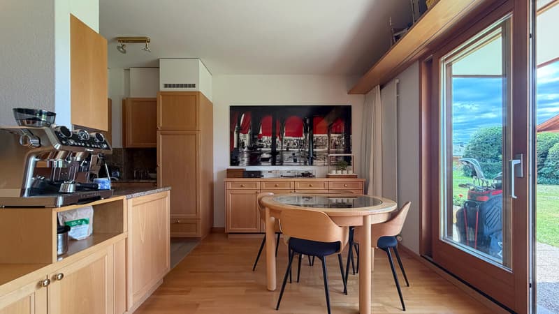 Salle à manger avec cuisine sur la gauche et accès extérieur sur la droite / Dining room with a kitchen on the left and access to the outdoors on the right / Sala da pranzo con cucina sulla sinistr