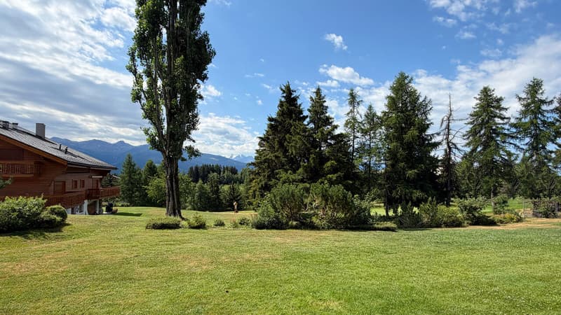 Magnifique terrasse et vue, avec accès direct au Golf Jack Nicklaus / Beautiful terrace and view, with direct access to the Jack Nicklaus Golf Course / Splendida terrazza con vista mozzafiato e acces
