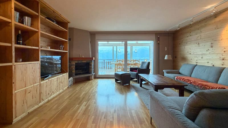Séjour avec vue Sud entièrement dégagée / Living room with an unobstructed south-facing view / Soggiorno con vista a sud completamente libera