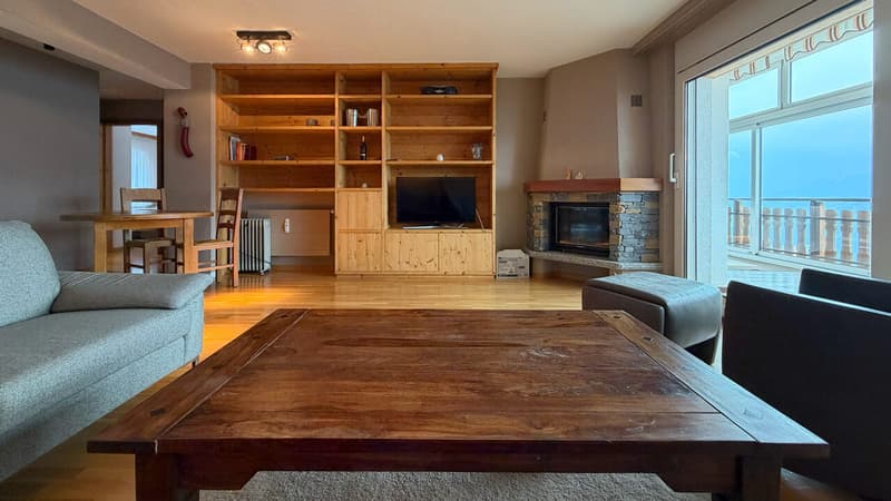 Séjour avec cheminée à bois fonctionnelle / Living room with a working wood-burning fireplace / Soggiorno con camino a legna funzionante