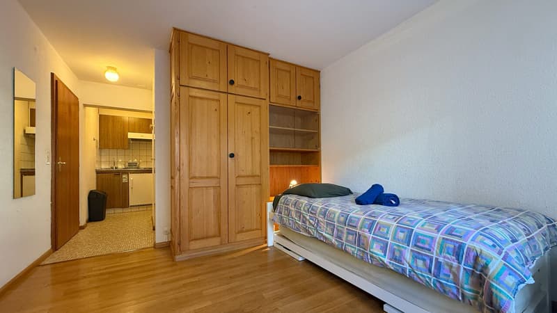 Espace nuit avec armoires de rangement encastrées / Night space with built-in storage cabinets / Spazio notte con armadi a muro