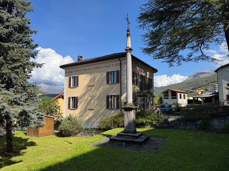 Living in a historic villa in Cadro (11)