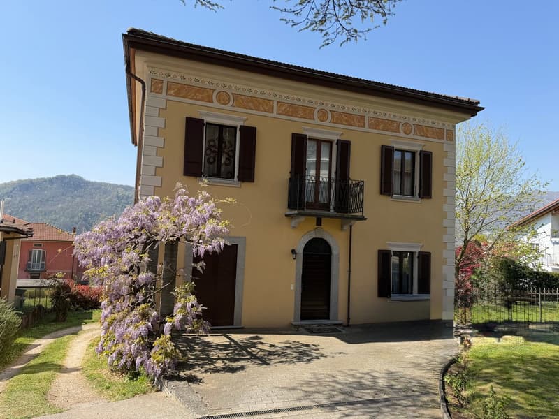 Living in a historic villa in Cadro (10)