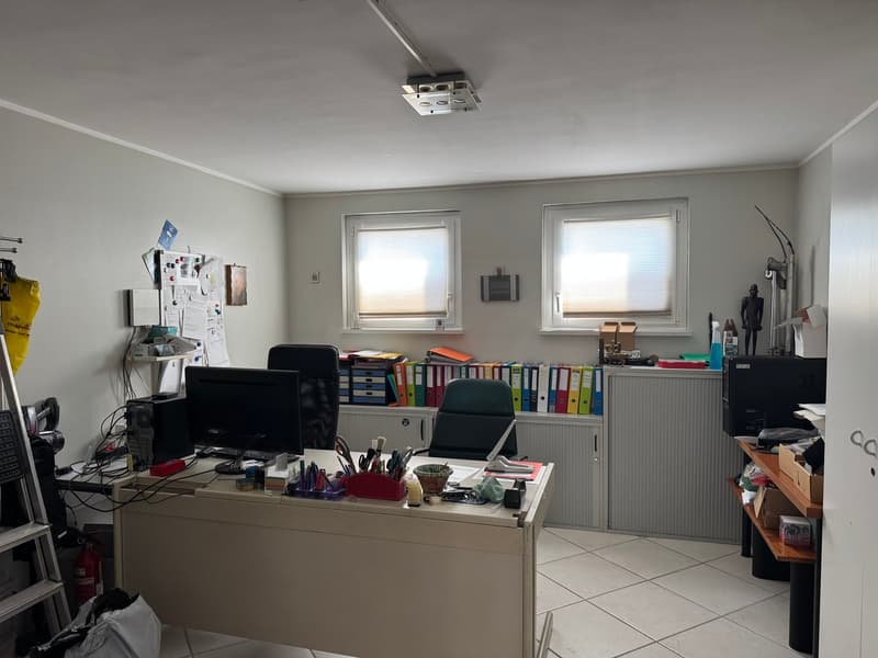 Kommunale gewerbliche Immobilie mit Einnahmen und Wohnung in Bedano (17)