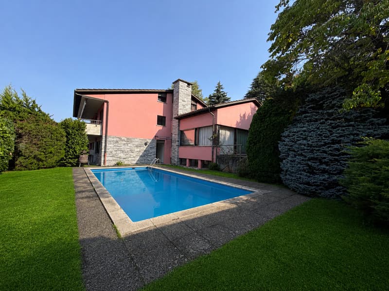 Grande villa signorile anni 70 di 7.5 locali con piscina a Lugano Cadro (1)