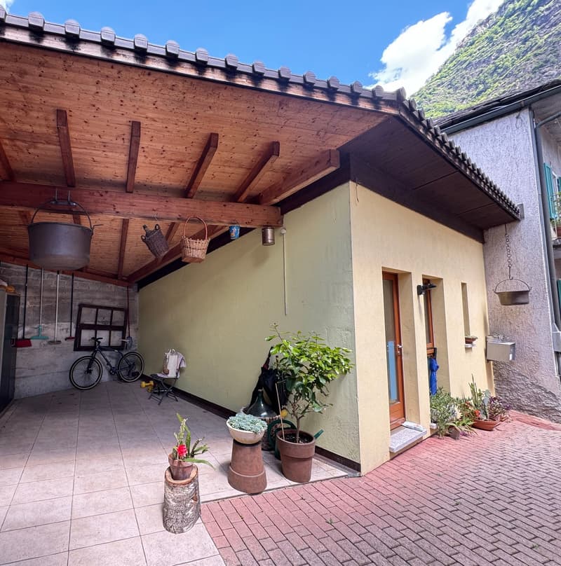 Casa 5.5 locali e un monolocale affittato nel nucleo di Biasca (1)