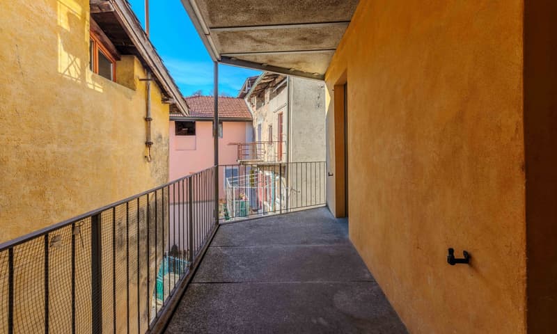 Ampio appartamento di 5.5 locali con balcone a Carona (3)
